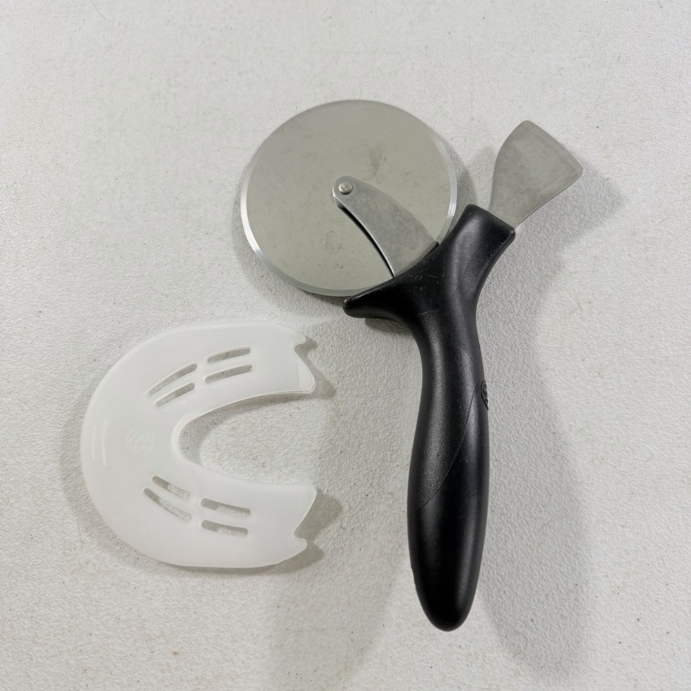 Pampered Chef Pizza & Crust Cutter 1303 W/ Blade Guard
